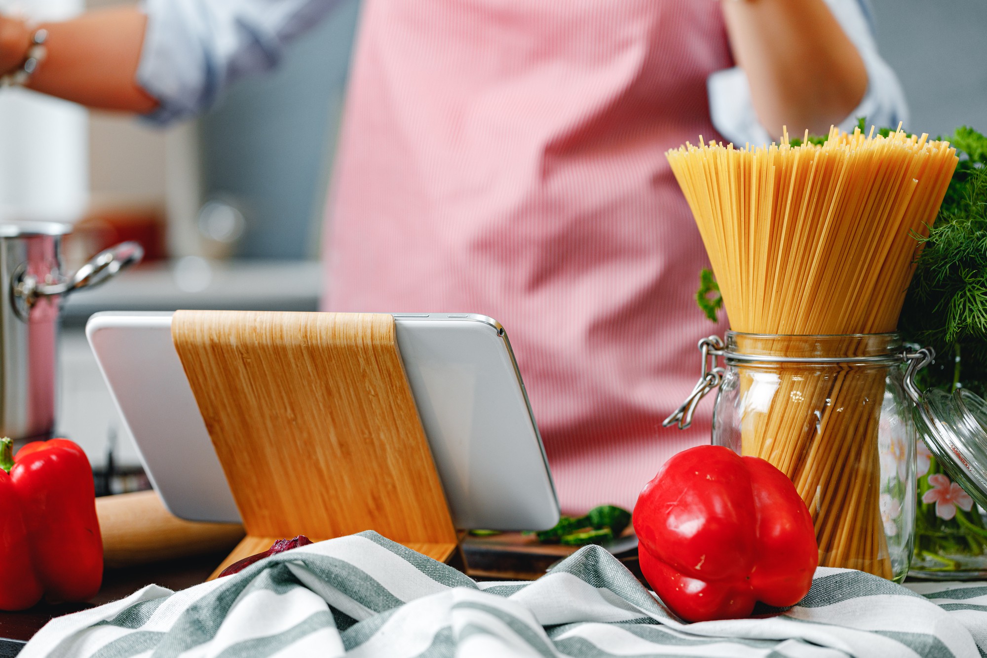 Laboratorio di cucina con attrezzi in ordine