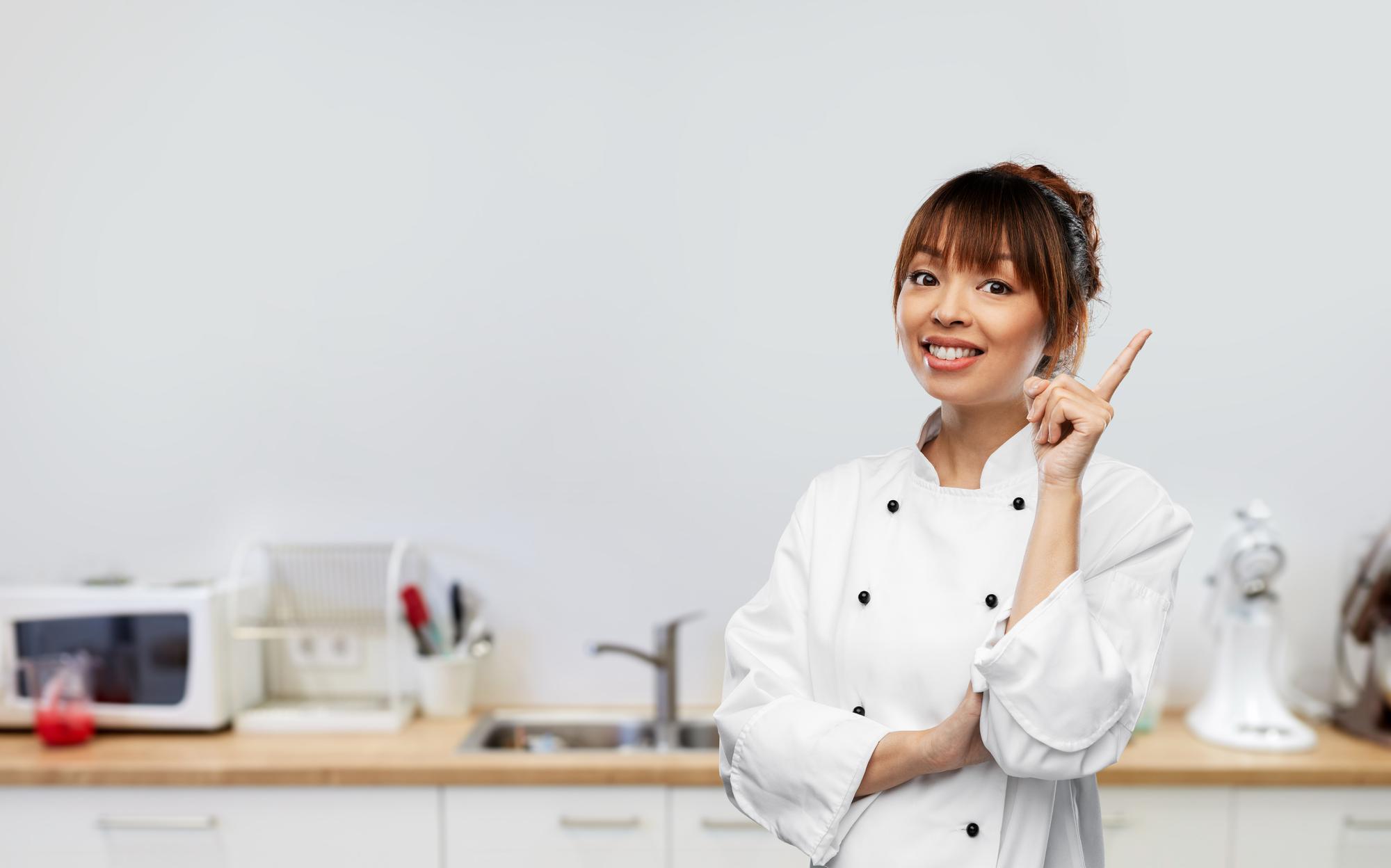 Chef che sorride in laboratorio